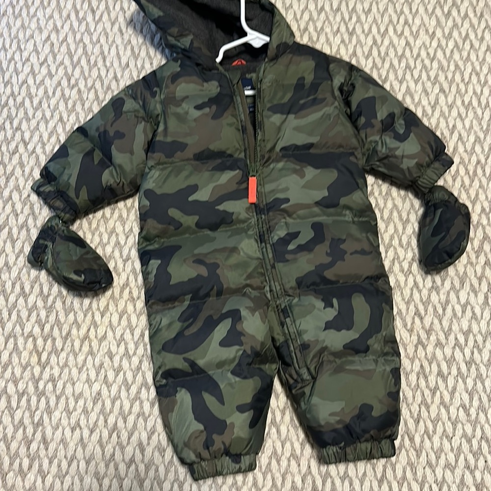 EUC Gap green camo baby puffer suit. Fleece lined, 6-12M